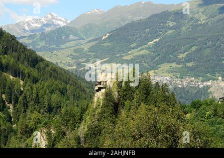 Österreich, Tirol, Berneck Ruine im Kaunertal und Mountain Village Ladis mit Burg Laudeck im Hintergrund Stockfoto