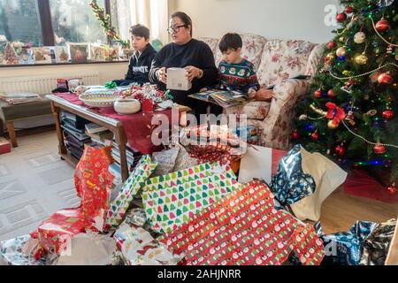 Ein Haufen verworfen Weihnachten Geschenkpapier auf dem Boden nach Weihnachten Geschenke geöffnet worden sind. Stockfoto