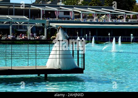 Bulgarien, nicht identifizierte Brautpaar auf Mole in Singenden Brunnen See in Plovdiv Stockfoto