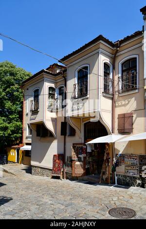 Plovdiv, Bulgarien - Juni 08, 2018: Gebäude im traditionellen Stil mit Souvenirladen in der Altstadt Stockfoto