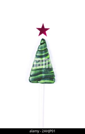 Weihnachtsbaum mit roten sternförmigen Lollipop auf weißem Hintergrund. Stockfoto