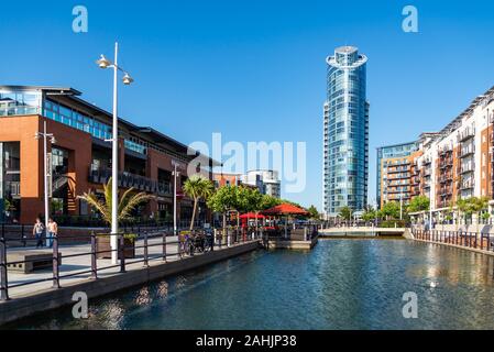 Gunwharf Quays, Portsmouth. Die Gunwharf Tower allgemein als der Lippenstift bekannt Stockfoto