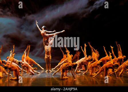 (191230) - Peking, 30. Dez., 2019 (Xinhua) - Tänzer die "Gelbe Fluss" bei einer Gala anlässlich des 60. Jahrestages der Gründung der National Ballet von China, am Tianqiao Theater in Peking, der Hauptstadt von China, Dez. 30, 2019. (Xinhua / Jin Liangkuai) Stockfoto