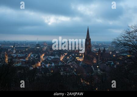 Nacht Stadtbild aus Freiburg im Breisgau, einer Universitätsstadt im Südwesten Deutschlands mit der berühmten Kathedrale entfernt. Stockfoto