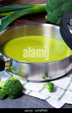 Leckere hausgemachte grün Creme von Brokkoli Suppe mit Lauch. Stockfoto