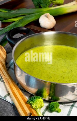 Leckere hausgemachte grün Creme von Brokkoli Suppe mit Lauch. Stockfoto