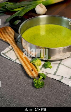 Leckere hausgemachte grün Creme von Brokkoli Suppe mit Lauch. Stockfoto