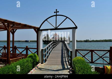 Griechenland, Porto Lagos, Holz- brücke zum Kloster Agios Nikolaos auf vistonida See Stockfoto