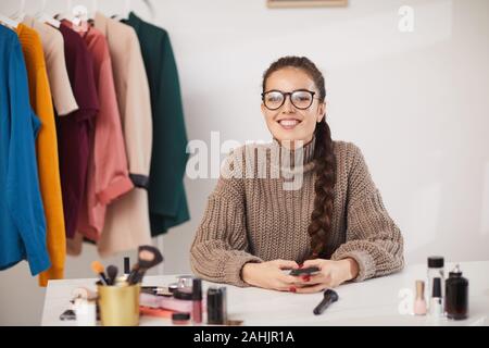 Portrait von lächelnden jungen Frau an der Kamera schaut, während Dreharbeiten video für Beauty und Lifestyle channel, kopieren Raum Stockfoto