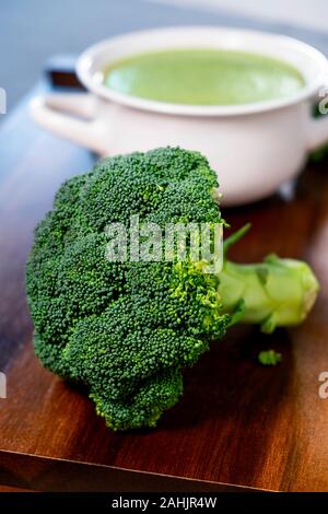 Leckere hausgemachte grün Creme von Brokkoli Suppe mit Lauch. Stockfoto