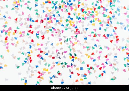 Mehrfarbige Pinien festlichen Hintergrund. Neues Jahr und Weihnachten Winter Konzept. Stockfoto