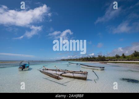 Fischerboote an der Ostküste von Sansibar Stockfoto