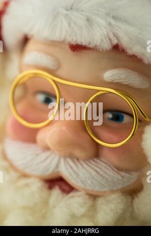 Portrait Weihnachtsmann Gesicht mit Brille und Hut, closeup Spielzeug. Stockfoto
