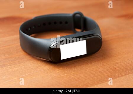 Schwarze leere Bildschirm kopieren smartband mit Platz für Mockup auf einem Holztisch Stockfoto