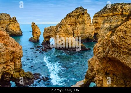 Ponta da Piedade Klippen in der Nähe von Lagos, Portugal. Schönen Meereslandschaft mit natürlichen Felsformationen an der Algarve, Portugal touristische Region. Die meisten berühmten Stockfoto