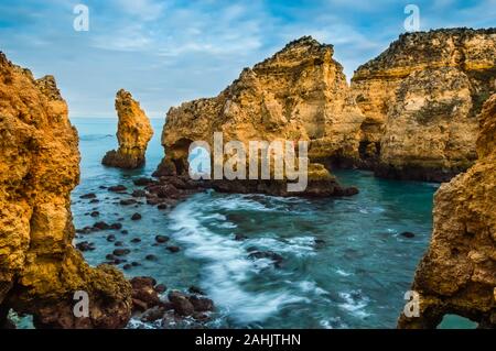 Ponta da Piedade Klippen in der Nähe von Lagos, Portugal. Schönen Meereslandschaft mit natürlichen Felsformationen. Die berühmteste Attraktion in der Algarve, Portugal touri Stockfoto