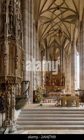 Dinkelsbühl, Deutschland - Mai 11, 2019: das Innere der spätgotischen St. George's Münster, die größte Hallenkirche in Deutschland Stockfoto