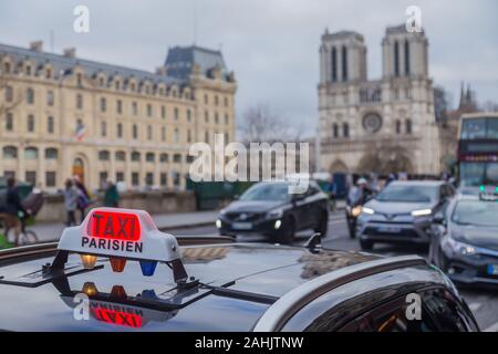 Paris-Taxi singen auf dem Dach eines Transport-Autos in der französischen Hauptstadt. Stockfoto