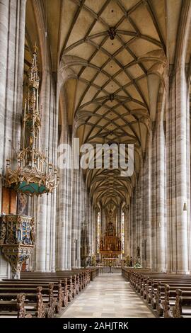 Dinkelsbühl, Deutschland - Mai 11, 2019: das Innere der spätgotischen St. George's Münster, die größte Hallenkirche in Deutschland Stockfoto