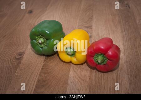 Paprika auf hölzernen Tisch bereit für die Vorbereitung Stockfoto