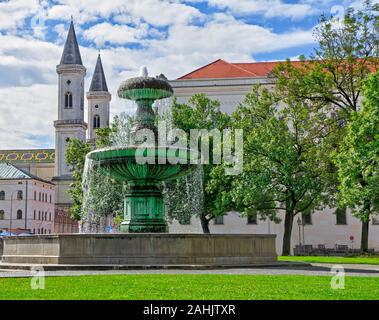 Brunnen an der Ludwig-Maximilians-Universität München. Stockfoto