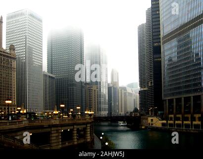 Downtown Chicago im november. Der Chicago River, Wolkenkratzer, gläserne Bürotürme und Brücke. Grüner Kanal und gelbe Straßenlaternen. Reisen und Tourismus Stockfoto