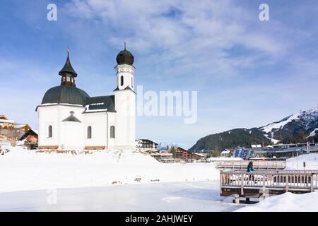 Seefeld in Tirol: Kirche Seekirche, Creek Raabach in der Olympiaregion Seefeld, Tirol, Tirol, Österreich Stockfoto