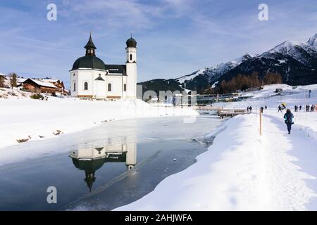 Seefeld in Tirol: Kirche Seekirche, Creek Raabach in der Olympiaregion Seefeld, Tirol, Tirol, Österreich Stockfoto