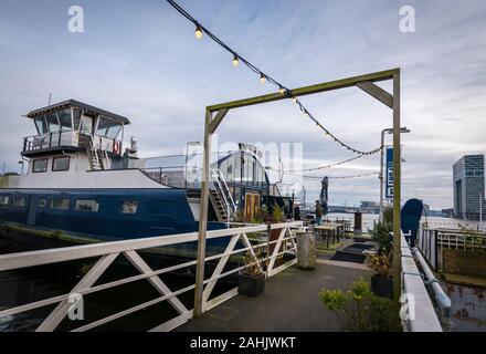 Pont 13, eine Bar und ein Restaurant, an Bord eines alten Schiffes an Houthavens, eine neu aufgebaut - und aufstrebenden Gegend von Amsterdam, errichtet auf einem ehemaligen Port Stockfoto