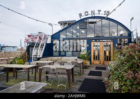 Terrasse von Pont 13, eine Bar und ein Restaurant, an Bord eines alten Schiffes an Houthavens, eine neu aufgebaut - und aufstrebenden Gegend von Amsterdam. Stockfoto