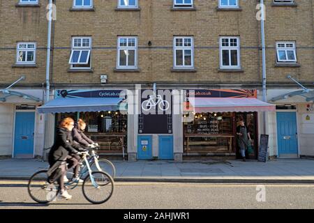 Radfahrer reiten Fahrrad Vergangenheit vor Cyclelab Cycle Lab Radfahren und Reparaturwerkstatt in Hoxton Pitfield Street London N1 UK KATHY DEWITT Stockfoto