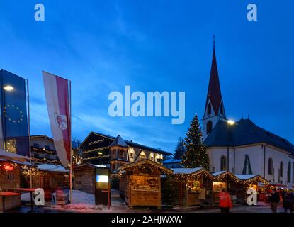 Seefeld in Tirol: square Dorfplatz, Weihnachtsmarkt, KIRCHE DER HL. Oswald in der Olympiaregion Seefeld, Tirol, Tirol, Österreich Stockfoto