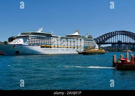 Sydney, NSW, Australien - Oktober 29, 2017: Kreuzfahrtschiff auf Circular Quay, Fähre und die Harbour Bridge in die Hauptstadt von New South Wales Stockfoto