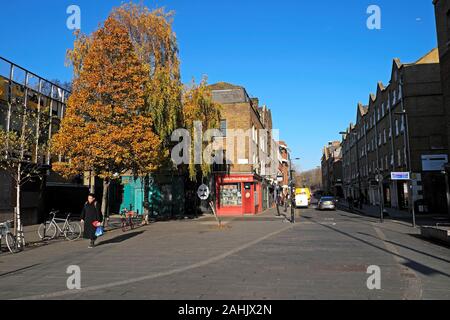 Ein Blick Mann entlang Pitfield Street in der Nähe buchen Kunst Buchhandlung an sonnigen Herbsttag Hoxton im Norden von London N1 UK England KATHY DEWITT Stockfoto