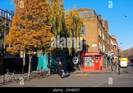 Person zu Fuß entlang Pitfield Street Vergangenheit bookartbookshop an einem sonnigen Herbsttag in Hoxton im Norden von London N1 UK England KATHY DEWITT Stockfoto