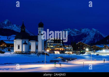 Seefeld in Tirol: Kirche Seekirche, Langlauf Piste, Berg im Karwendel Olympiaregion Seefeld, Tirol, Tirol, Österreich Stockfoto