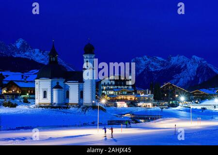 Seefeld in Tirol: Kirche Seekirche, Langlauf Piste, Berg im Karwendel Olympiaregion Seefeld, Tirol, Tirol, Österreich Stockfoto