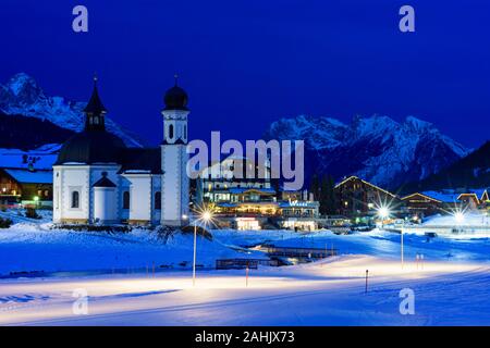 Seefeld in Tirol: Kirche Seekirche, Langlauf Piste, Berg im Karwendel Olympiaregion Seefeld, Tirol, Tirol, Österreich Stockfoto