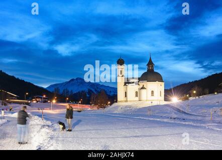 Seefeld in Tirol: Kirche Seekirche, Langlauf Piste, Berg im Karwendel Olympiaregion Seefeld, Tirol, Tirol, Österreich Stockfoto