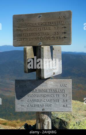 Verwittertes Holz- Trail anmelden Franken Ridge, New Hampshire, USA. Stockfoto