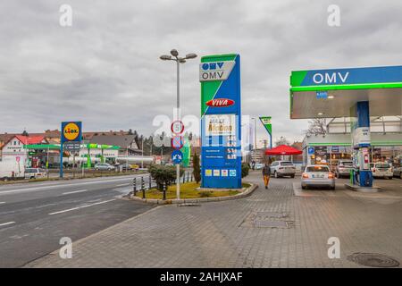 Eine OMV-Tankstelle in Rumänien. Stockfoto