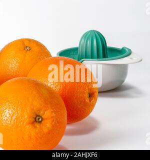 Glas frisch gepresster Orangensaft mit frischen Früchten auf weißem Hintergrund Stockfoto