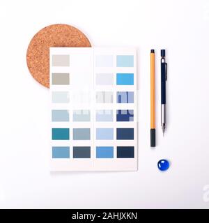 Farbtöne der Trendanalyse blauen Farbmustern auf weißem Hintergrund mit Schreibwaren. Flach für die Innenarchitektur. Farbmuster mockup. Stockfoto
