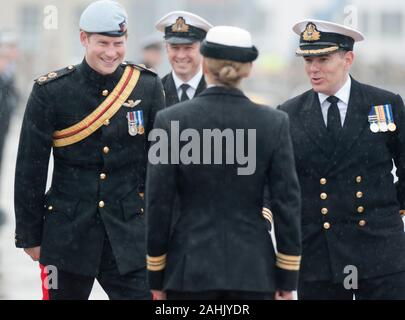 Prinz Harry Commodore-in-chief Kleine Schiffe und Tauchen, präsentiert Operational Service Medaillen (Irak) zu den Mitgliedern der Ersten Mine Gegenmaßnahmen Squadron für die Royal Navy in Portsmouth Naval Dockyard. Stockfoto