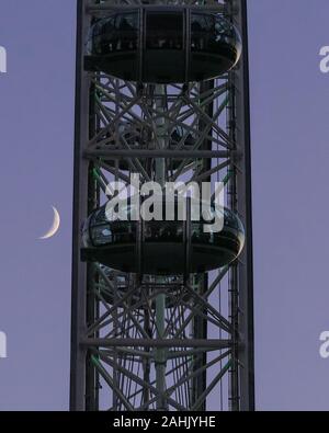 Westminster, London, 30. Dezember 2019. Der Mond hinter dem London Eye Kabinen sichtbar. Ein wunderschön sonnigen Wintertag in London schließt mit einem sanften Pastelltönen Sonnenuntergang in Westminster. Credit: Imageplotter/Alamy leben Nachrichten Stockfoto