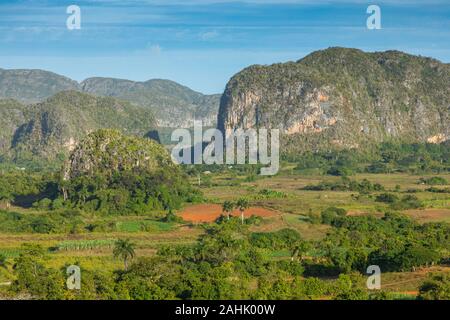 Panoramablick über Landschaft mit mogotes im Tal von Vinales, Kuba. Stockfoto