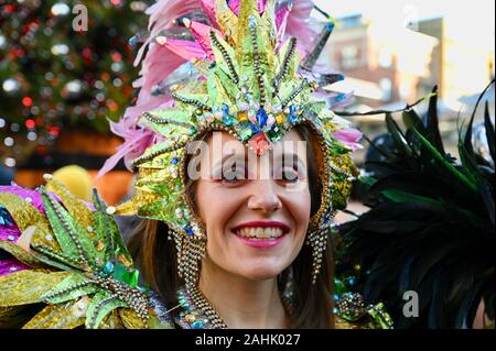 London Schule der Samba. Vorschau Veranstaltung, LNYDP@Covent Garden. Einige der besten Darsteller LNYDP's trat begannen die Feierlichkeiten. Covent Garden Piazza, Covent Garden, London. Großbritannien Stockfoto