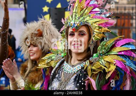 London Schule der Samba. Vorschau Veranstaltung, LNYDP@Covent Garden. Einige der besten Darsteller LNYDP's trat begannen die Feierlichkeiten. Covent Garden Piazza, Covent Garden, London. Großbritannien Stockfoto