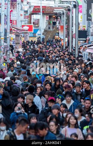 März 3, 2019: Menschenmassen Spaziergang durch Takeshita Straße im Stadtteil Harajuku. Tokio, Japan. Stockfoto