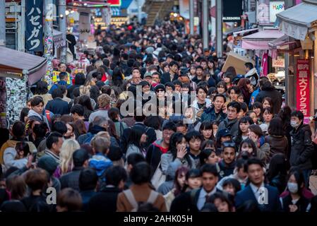 März 3, 2019: Menschenmassen Spaziergang durch Takeshita Straße im Stadtteil Harajuku. Tokio, Japan. Stockfoto